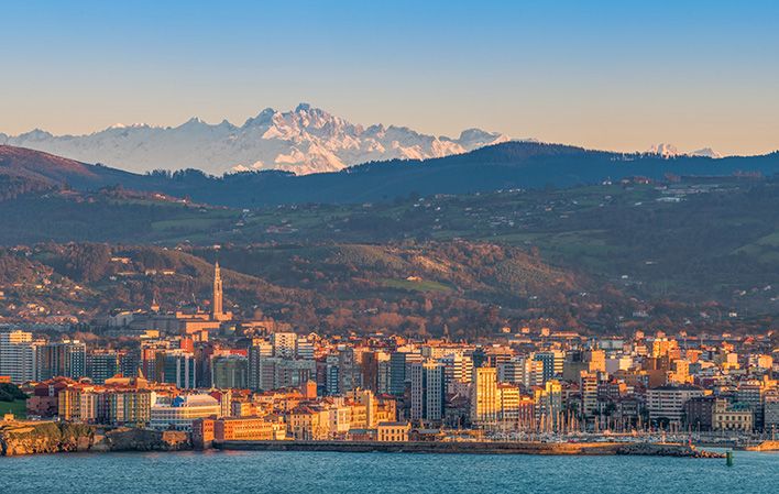 panoramica-de-gijon-desde-la-campa-torres-con-picos-de-europa-de-fondo
